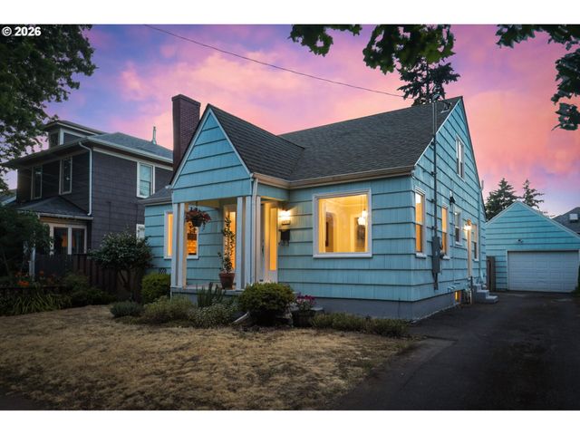 1033 Ne AINSWORTH St, Portland, OR 97211