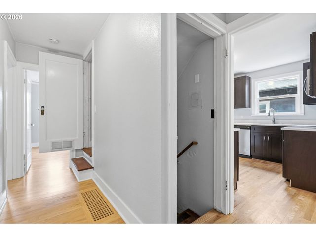 1033 Ne AINSWORTH St, Portland, OR 97211
