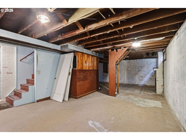 1033 Ne AINSWORTH St, Portland, OR 97211