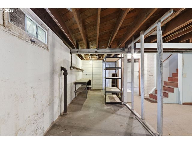 1033 Ne AINSWORTH St, Portland, OR 97211