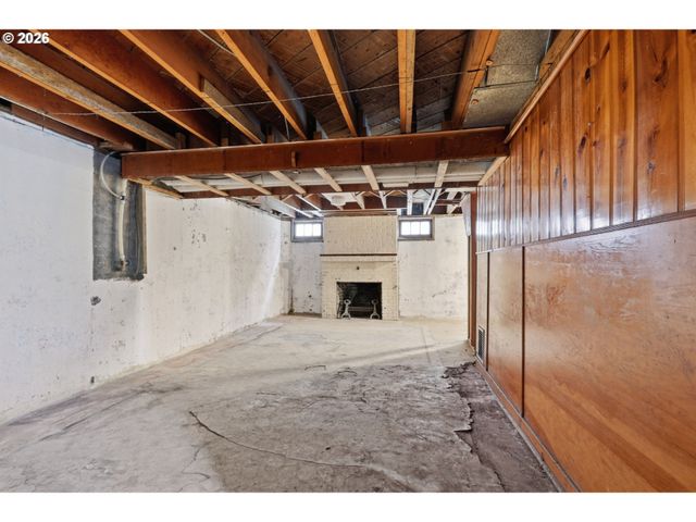 1033 Ne AINSWORTH St, Portland, OR 97211
