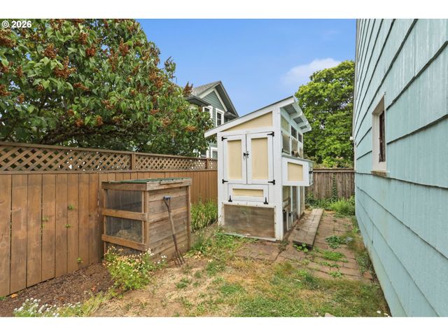 1033 Ne AINSWORTH St, Portland, OR 97211