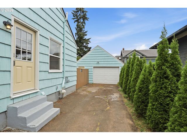 1033 Ne AINSWORTH St, Portland, OR 97211
