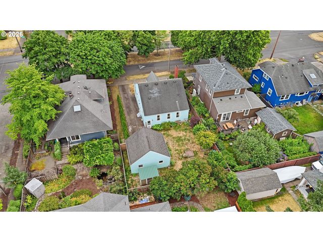 1033 Ne AINSWORTH St, Portland, OR 97211
