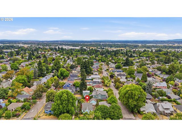 1033 Ne AINSWORTH St, Portland, OR 97211