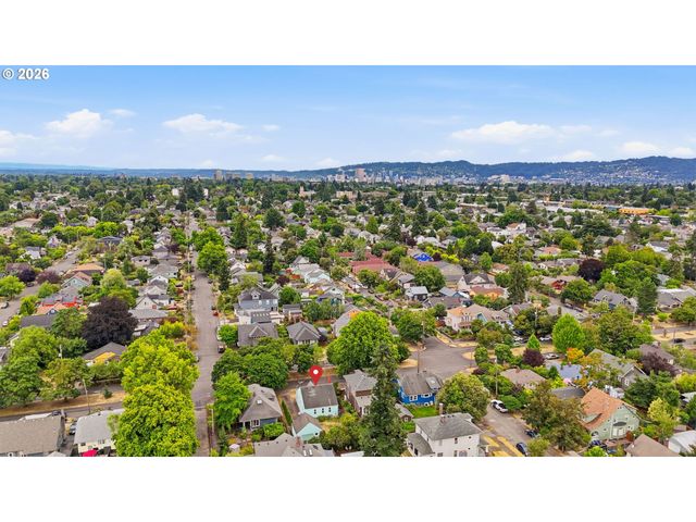 1033 Ne AINSWORTH St, Portland, OR 97211