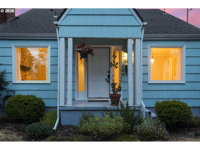 1033 Ne AINSWORTH St, Portland, OR 97211