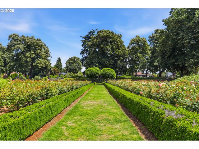 1033 Ne AINSWORTH St, Portland, OR 97211