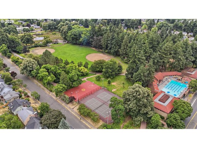 1033 Ne AINSWORTH St, Portland, OR 97211