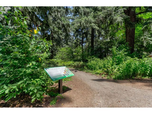 1033 Ne AINSWORTH St, Portland, OR 97211