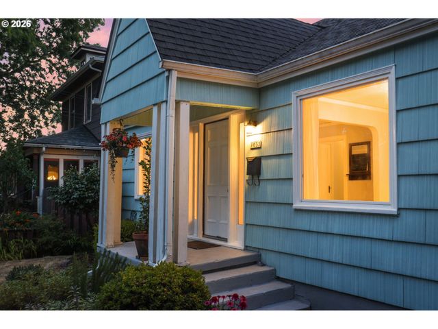 1033 Ne AINSWORTH St, Portland, OR 97211