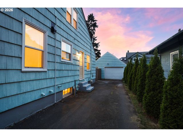 1033 Ne AINSWORTH St, Portland, OR 97211