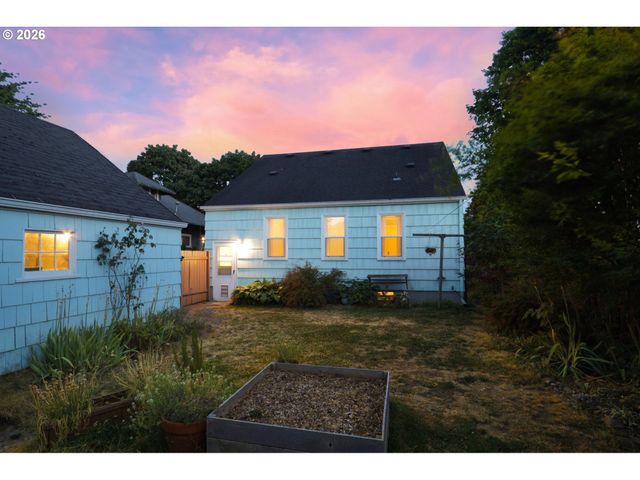 1033 Ne AINSWORTH St, Portland, OR 97211