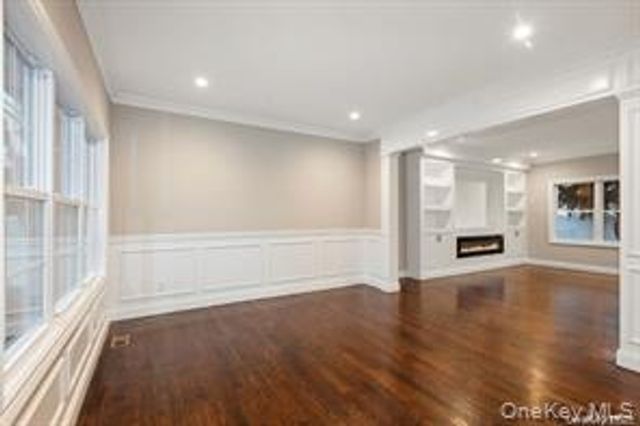 11 Evelyn Court, Syosset, NY 11791