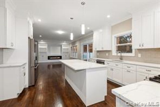 11 Evelyn Court, Syosset, NY 11791