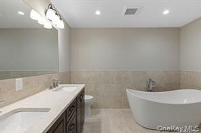 11 Evelyn Court, Syosset, NY 11791