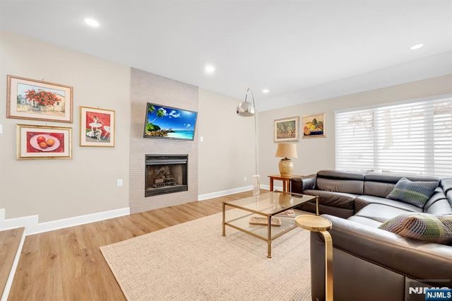 19 Crescent Hollow Court, Ramsey, NJ 07446