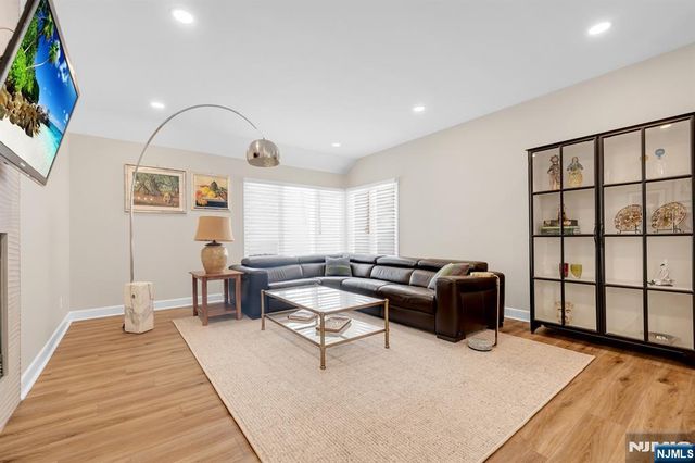 19 Crescent Hollow Court, Ramsey, NJ 07446