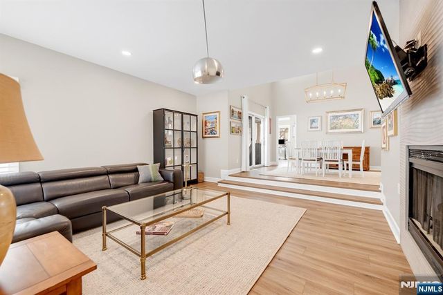 19 Crescent Hollow Court, Ramsey, NJ 07446