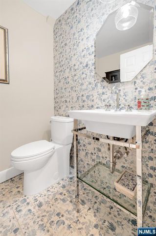 19 Crescent Hollow Court, Ramsey, NJ 07446