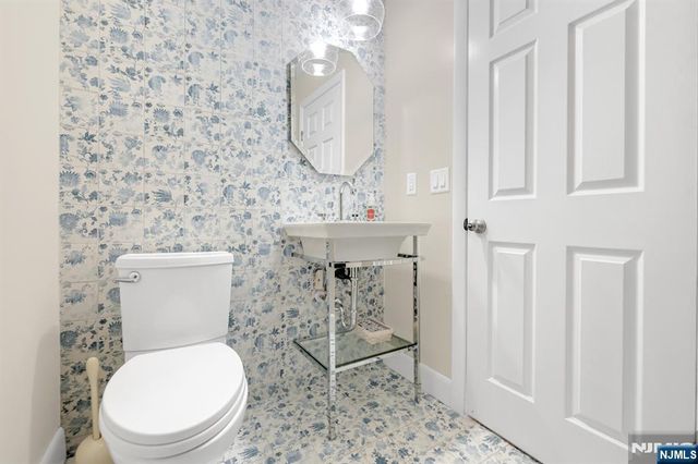 19 Crescent Hollow Court, Ramsey, NJ 07446