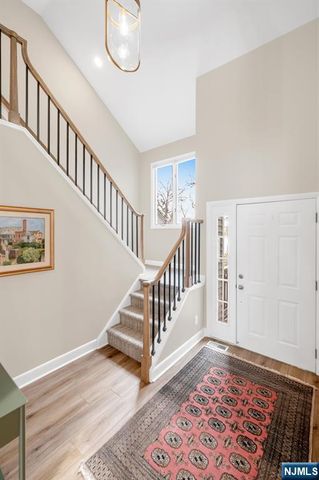 19 Crescent Hollow Court, Ramsey, NJ 07446