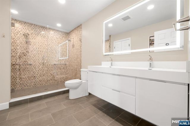 19 Crescent Hollow Court, Ramsey, NJ 07446