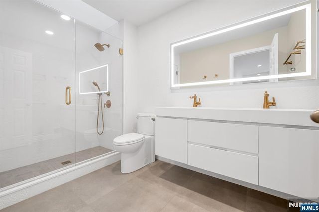 19 Crescent Hollow Court, Ramsey, NJ 07446