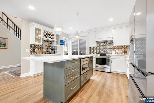 19 Crescent Hollow Court, Ramsey, NJ 07446