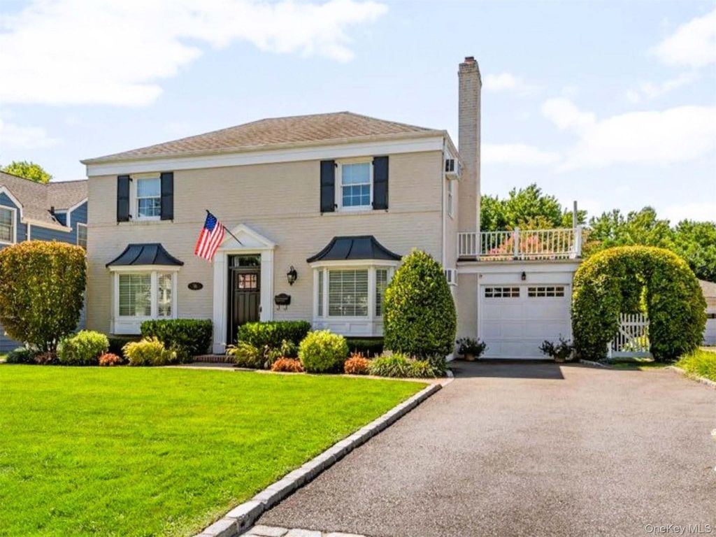 96 Huntington Road, Garden City, NY 11530