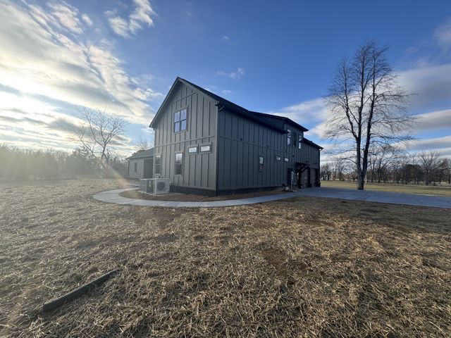 112 Bradley Ln, Cottontown, TN 37048