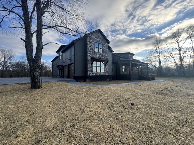 112 Bradley Ln, Cottontown, TN 37048