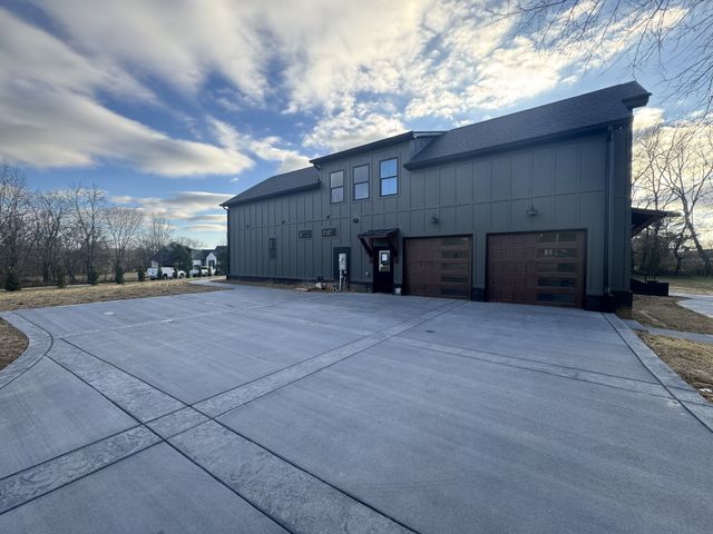 112 Bradley Ln, Cottontown, TN 37048