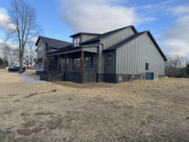 112 Bradley Ln, Cottontown, TN 37048