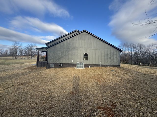 112 Bradley Ln, Cottontown, TN 37048