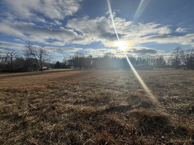 112 Bradley Ln, Cottontown, TN 37048