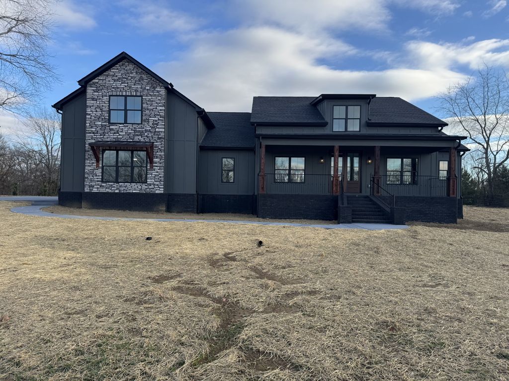 112 Bradley Ln, Cottontown, TN 37048