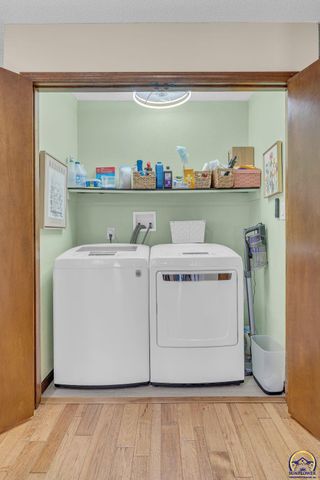 2766 SW Arrowhead RD, Topeka, KS 66614