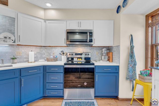 2766 SW Arrowhead RD, Topeka, KS 66614