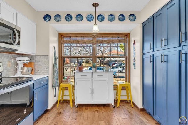 2766 SW Arrowhead RD, Topeka, KS 66614