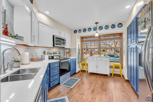 2766 SW Arrowhead RD, Topeka, KS 66614