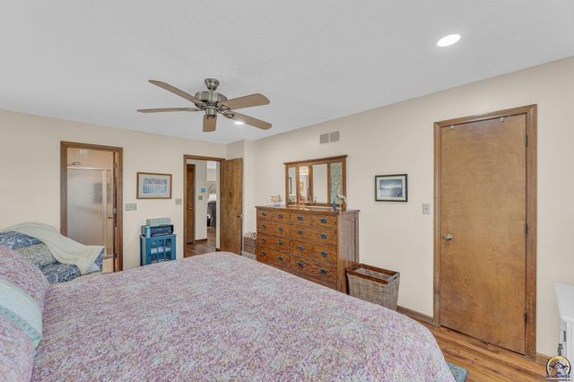 2766 SW Arrowhead RD, Topeka, KS 66614