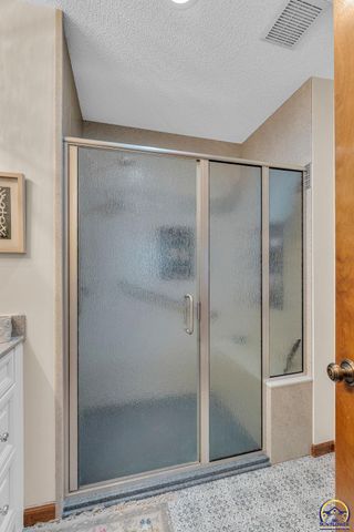 2766 SW Arrowhead RD, Topeka, KS 66614