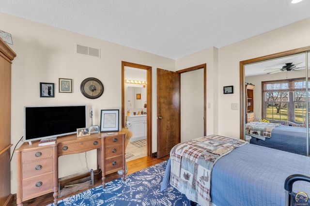 2766 SW Arrowhead RD, Topeka, KS 66614