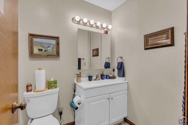 2766 SW Arrowhead RD, Topeka, KS 66614