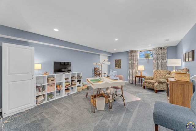 2766 SW Arrowhead RD, Topeka, KS 66614