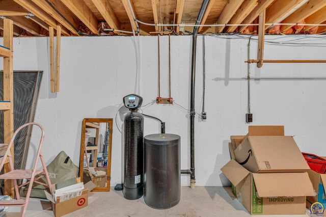 2766 SW Arrowhead RD, Topeka, KS 66614