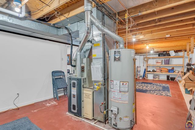 2766 SW Arrowhead RD, Topeka, KS 66614