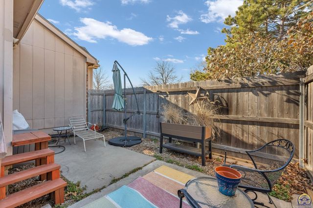 2766 SW Arrowhead RD, Topeka, KS 66614