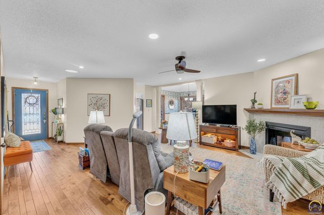 2766 SW Arrowhead RD, Topeka, KS 66614